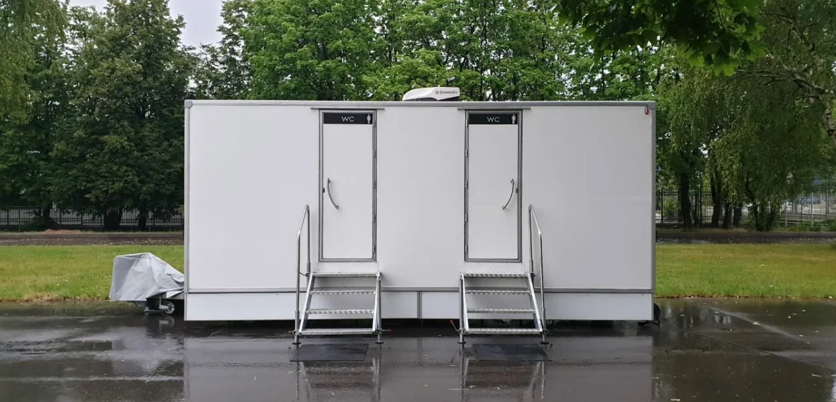 Аренда мобильных туалетных модулей на колесиках в Москве